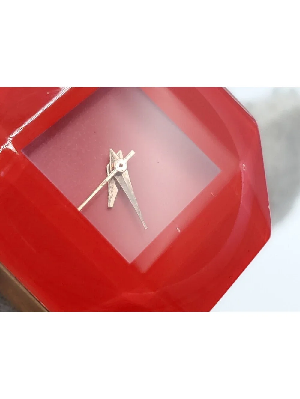 Kezzi Quartz Womens Watch New Battery Red 30mm